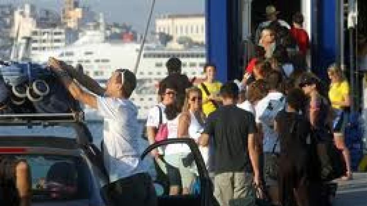 Χιλιάδες ταξιδιώτες αναχώρησαν από το λιμάνι του Πειραιά